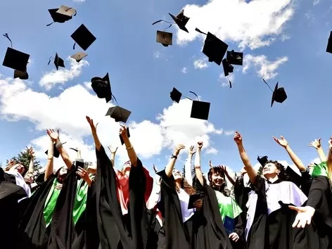 Extended Work visas for foreign graduates: in which countries can you get a work permit after graduation and build a career?