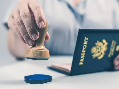 Разрешение на временное проживание, вид на постоянное проживание и гражданство: что это за статусы и чем они отличаются?