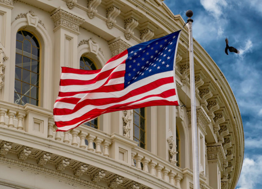 Mudar-se para os EUA para obter relações públicas em 2024: 6 formas comprovadas de migração legal