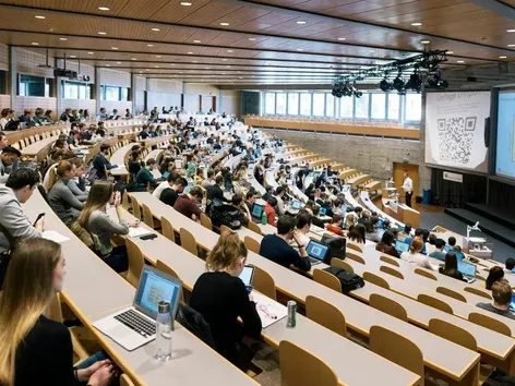 La Suisse et les États-Unis rationalisent la formation à court terme pour les jeunes professionnels : que sait-on ?