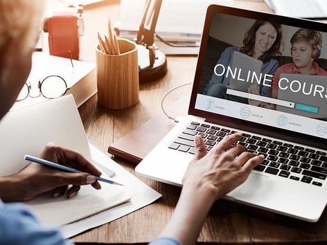 Les meilleurs cours pour étudier aux États-Unis : un guide détaillé pour les étudiants internationaux