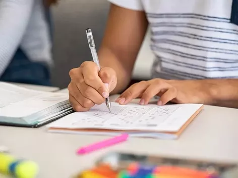 Нові мовні вимоги у Франції у 2025 році: як посилення правил вплине на право іноземців залишатись в країні