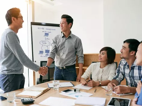 Гонконгська робоча віза: типи робочих віз, вимоги, процедура оформлення, зміни міграційної політики у 2025 році, популярні вакансії та середній рівень заробітної плати