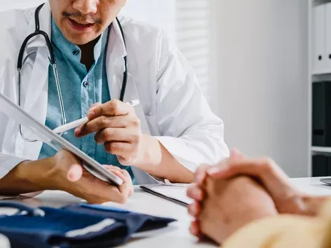 Le système de soins de santé aux États-Unis et en Grande-Bretagne : quelles sont les barrières qui attendent les immigrants ?