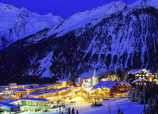 Courchevel est-elle aussi inaccessible qu'on le dit ? Le coût moyen d'un séjour : de la location des skis au déjeuner dans un café